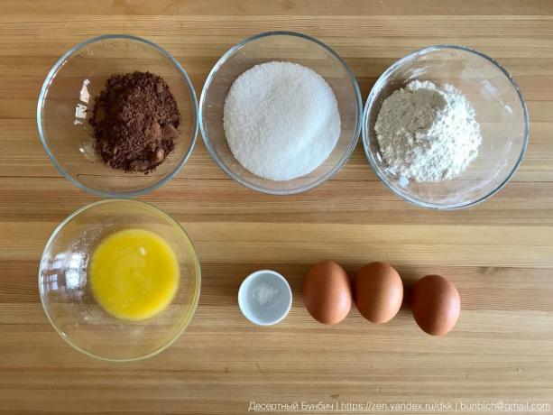 Sestavine, da se tvori 16 cm Premer: 3 jajca (C1), 100 g sladkorja, 60 g moke B / C, 30 g kakava v prahu, 20 g masla, 20 g vanilijev sladkorja, ščepec soli