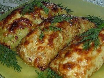 Zvitki bučke, polnjene z mesom v pečici. najljubši recept