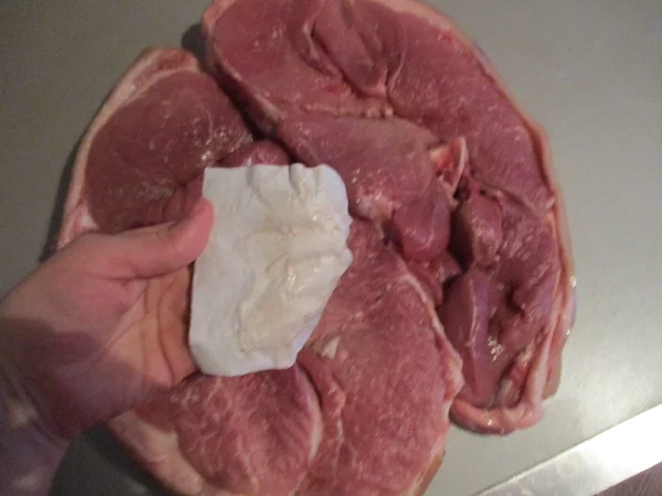 Barvila na prtičku ni videti, kar pomeni, da meso ni bilo predelano.