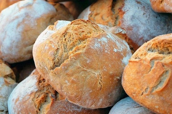 Mimogrede, kruh lahko zamrznemo, nato pa odtajamo in pečemo v pečici s sirom (Foto: pixabay.com)