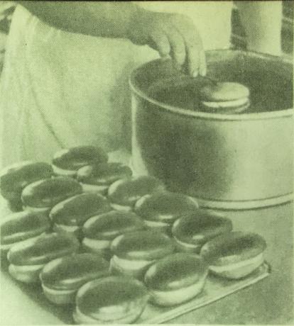 Postopek priprave torte "Bush". Fotografija iz knjige "Proizvodnja peciva in slaščic," 1976 