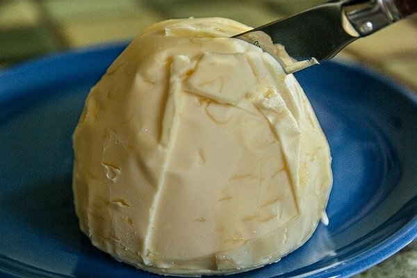 Z uporabo običajnega masla se lahko izognemo hitri absorpciji alkohola v krvni obtok. (Foto: Pixabay.com)