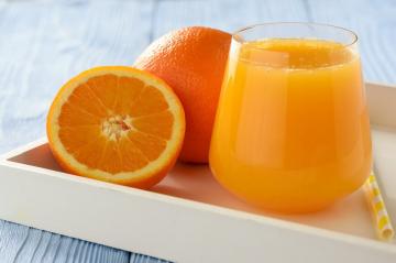 Kako stisniti pomarančni sok brez sokovnik
