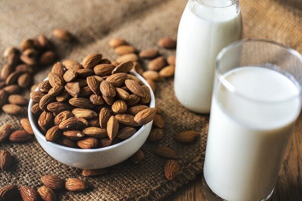 Mandljevo mleko vsebuje manj beljakovin. (Foto: Pixabay.com) 