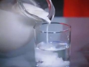 Kako hitro in enostavno ugotovi, da je mleko raztopimo z vodo (3 dokazano načine)
