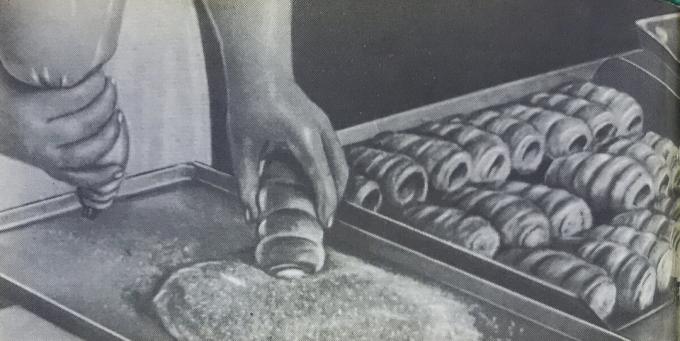 Postopek priprave tubulov s smetano. Fotografija iz knjige "Proizvodnja peciva in slaščic," 1976 