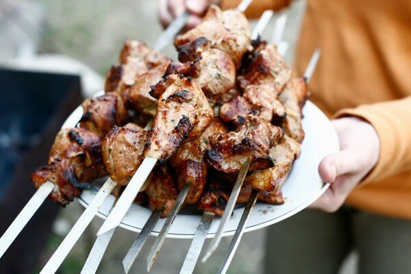 Bolj pogosto kot kebab prevrnete, bolje se bo spekel. (Foto: Pixabay.com)