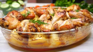 Krompir z piščanca krila. Pogosto kuham večerjo za vso družino.