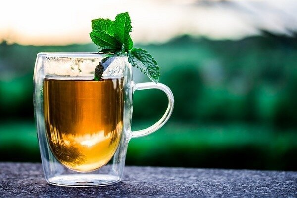 Če imate nespečnost, se poskusite sprostiti z metinim čajem. (Foto: Pixabay.com)