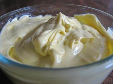 Kako narediti domačo majonezo s kislo smetano in kuhane rumenjake. Ni mastna in slastna