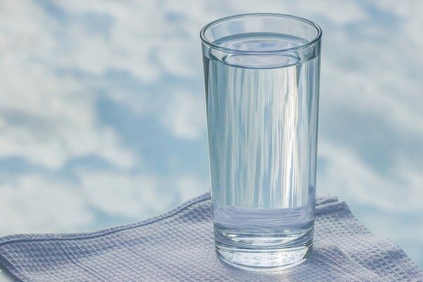 Voda s soljo in sladkorjem vam bo pomagala hitreje okrevati. (Foto: Pixabay.com)