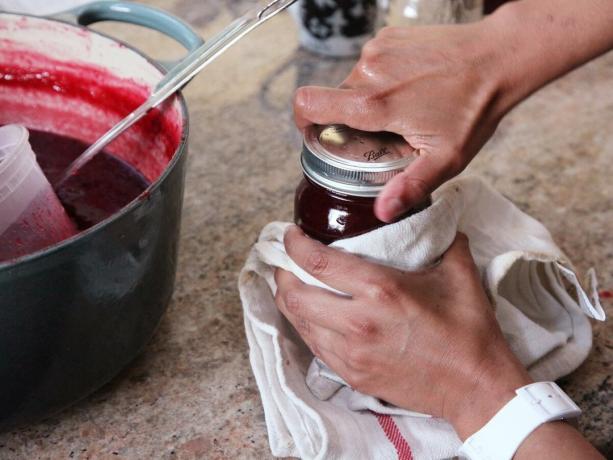 Sealed pokrov bo ohranil marmelado, ne samo na saccharification, ampak tudi iz kalupa. Fotografije - Yandex. slike