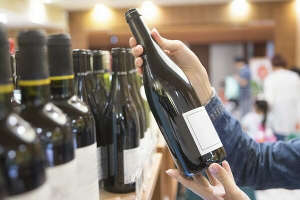 Pred nakupom vedno preberite etiketo na vinu (Foto: Pixabay.com)