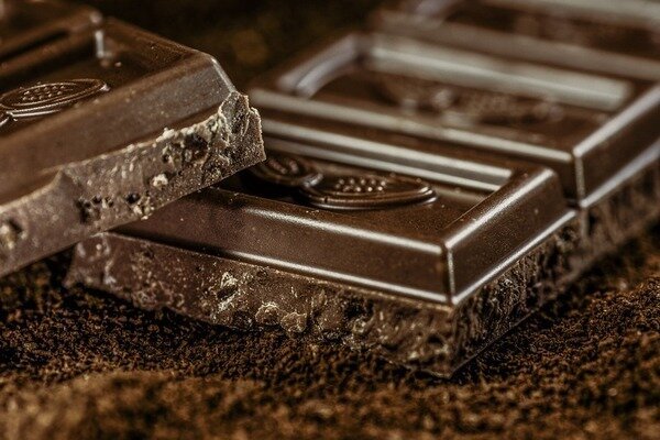Ne jejte več kot 1-2 rezin čokolade na dan (Foto: Pixabay.com)
