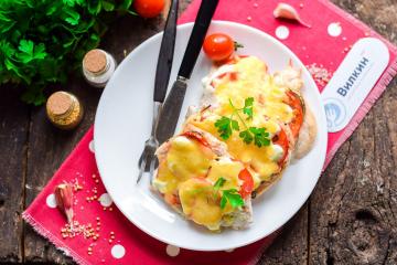 Piščanec s paradižnikom in sirom v pečici