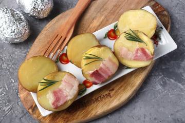 Krompir s slanino v foliji