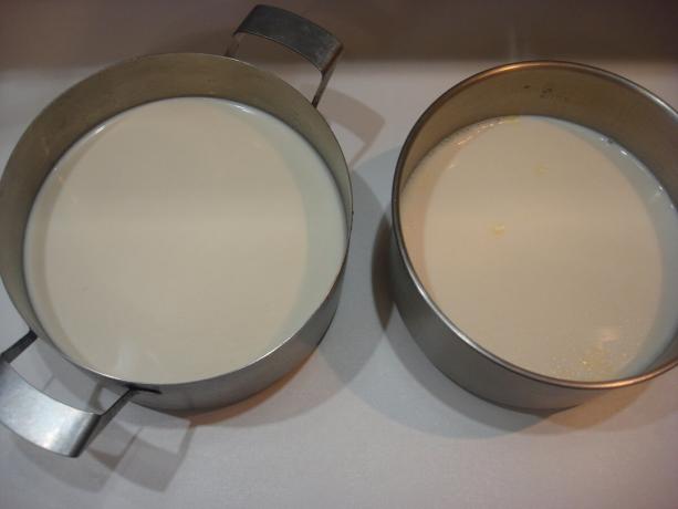 Posnetek, ki ga je avtor (desno mleka iz termo na levi lonec)