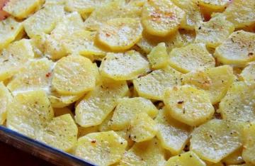 Izpolnite krompir z mlekom, dodamo maslitse, ga pošlje v pečici