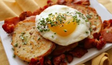 Najboljše Zajtrk: palačinke z umešana jajca in slanino