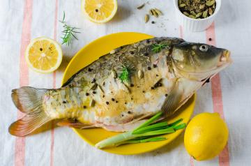 Krap z limono v pečici: kako speči okusne ribe