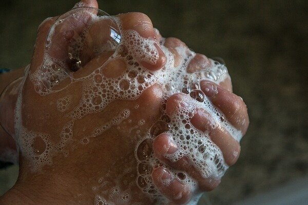 Pred vsakim obrokom si temeljito umijte roke. (Foto: Pixabay.com)