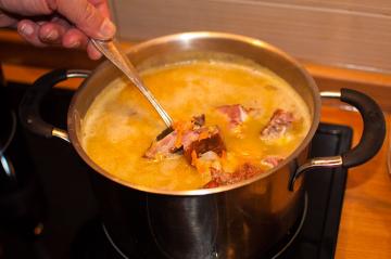 Kako kuhamo grah juha z dimljeno slanino. Moj recept