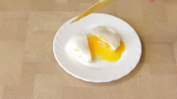 Idealen zajtrk za 5 minut. Kako hitro in preprosto kuhamo Jajce na oko