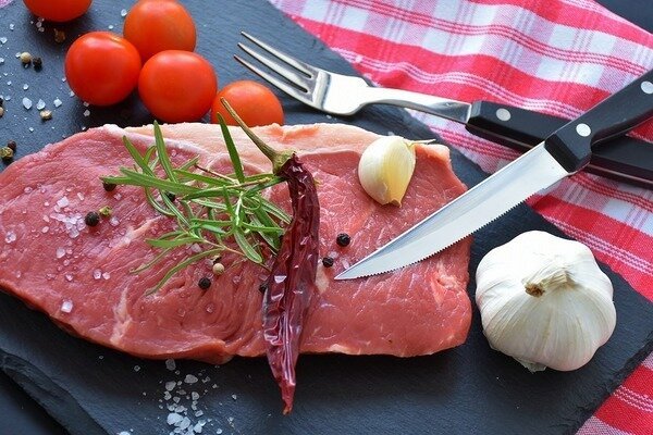 Namesto zrezkov kupujte kose kuhanega mesa. (Foto: Pixabay.com)