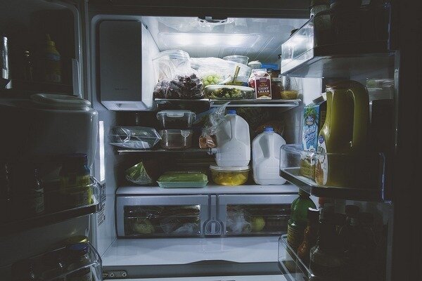 Če je hladilnik močno zamašen, obstaja večja možnost spregleda nekaterih živil. (Foto: Pixabay.com)