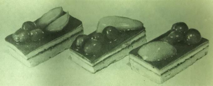 Torta "Leningrad s sadjem." Fotografija iz knjige "Proizvodnja peciva in slaščic," 1976 