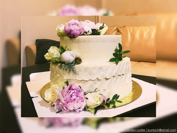 Primer poročno torto, ki sem jo okrašena s cvetjem
