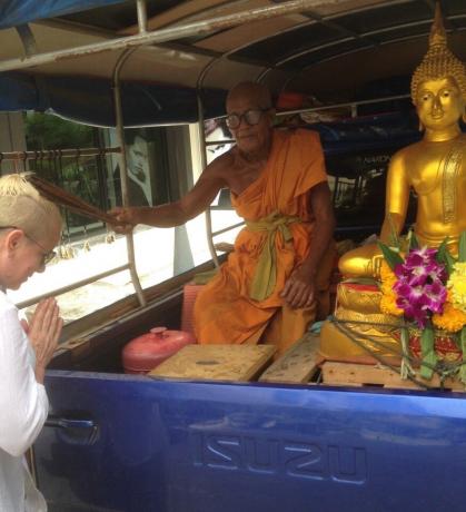 Mimogrede, po obisku Big Buddha naslednji dan v hotelu, sem videl samo take mobilni "postajo" z meniha. Prav tako vezi vrv, denar ne zahteva, vendar se je odločil, da dajo vsaj kot karkoli.