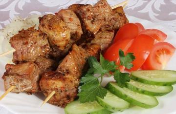 Shish kebab v mikrovalovno pečico za 15 minut