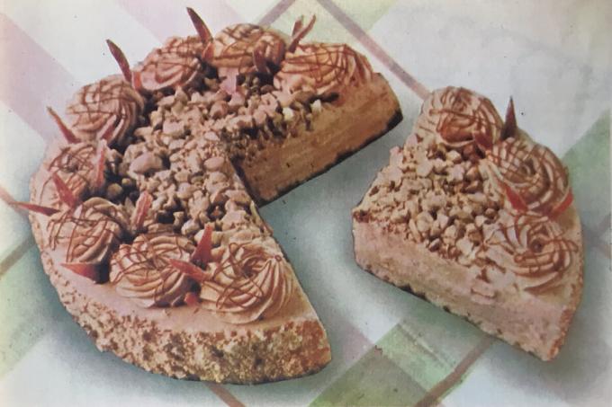 "Olimpijska" torto. Fotografija iz knjige "Proizvodnja peciva in slaščic," 1976