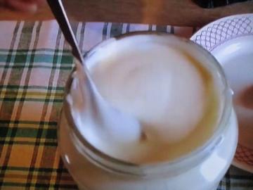 Tako redno mleko in smetano za kuhanje gosto kremo (ki obtičali žlico)