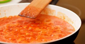 Špageti s paradižnikovo omako in piščancem
