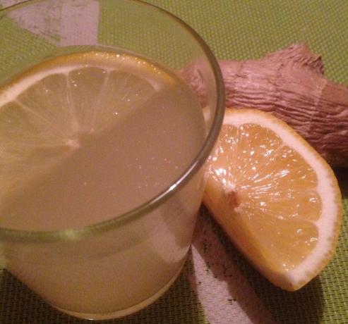 Pijte ingverja in limone lahko pomaga pri izgubi teže. Bo ta pijača ni težko, in boste kmalu občutili učinek. Ne pijte težko. Razmerja pisanjem dobljeno - 1 liter končnega napitka.
