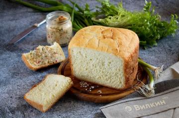 Beli kruh v izdelovalcu kruha